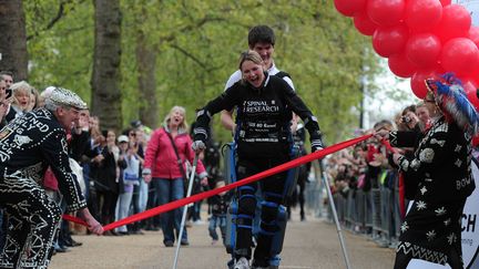 Claire Lomas, paralys&eacute;e, termine le marathon de Londres (Royaume-Uni) &eacute;quip&eacute;e d'une combinaison "bionique" ReWalk, 16 jours apr&egrave;s la fin de l'&eacute;v&eacute;nement, le 8 mai 2012. (CARL COURT / AFP)
