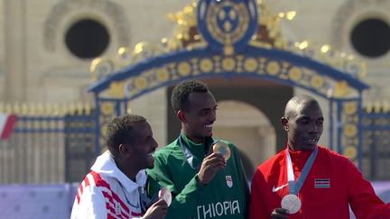 Samedi 10 août, les athlètes ont foulé la capitale lors du marathon. Il a été remporté par l'Éthiopien Tamirat Tola en 2 heures 6 minutes et 26 secondes, battant au passage le record olympique.