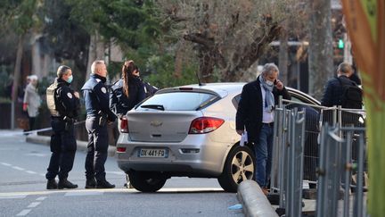 Des policiers&nbsp;sur les lieux où un homme d'une vingtaine d'années a été tué par un policier lors de son arrestation à Nice (Alpes-Maritimes), le 19 janvier 2022. (VALERY HACHE / AFP)