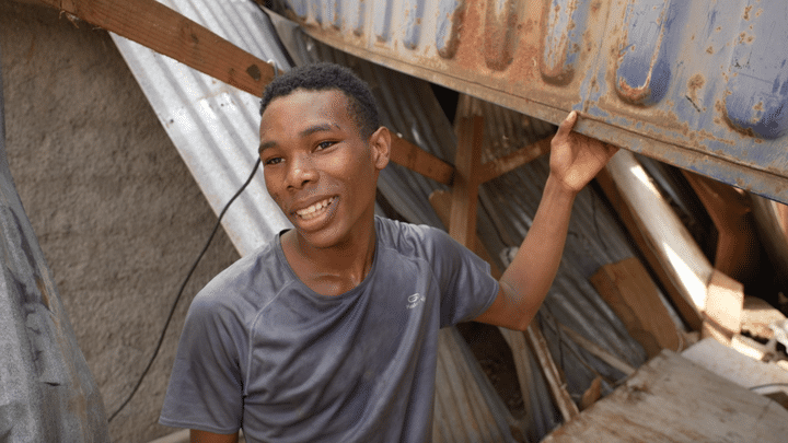 Un jeune sinistré du cyclone Chido, à Koungou (Mayotte), le 20 décembre 2024. (HIPPOLYTE RIOU DU COSQUER / FRANCE TELEVISIONS)