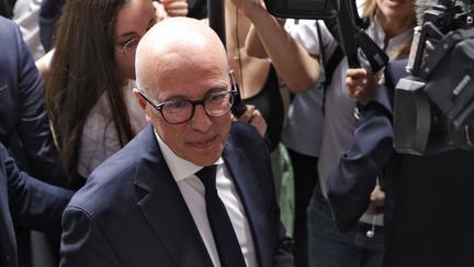 Eric Ciotti, président contesté des Républicains, devant la presse après la présentation du programme du Rassemblement nationale pour les élections législatives, le 24 juin 2024 à Paris. (GEOFFROY VAN DER HASSELT / AFP)