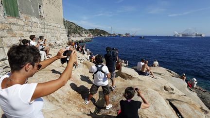 &nbsp; (Le Costa Concordia vu d'une plage de l'île de Giglio © REUTERS | Max Rossi)