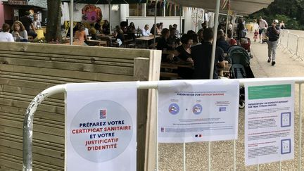 Le bar Rosa Bonheur, à Paris, impose la présentation du pass sanitaire, avant l'entrée en vigueur de la loi l'imposant à l'entrée des cafés, bars et restaurants, prévue le 9 août. (NOEMIE BONNIN / RADIO FRANCE)