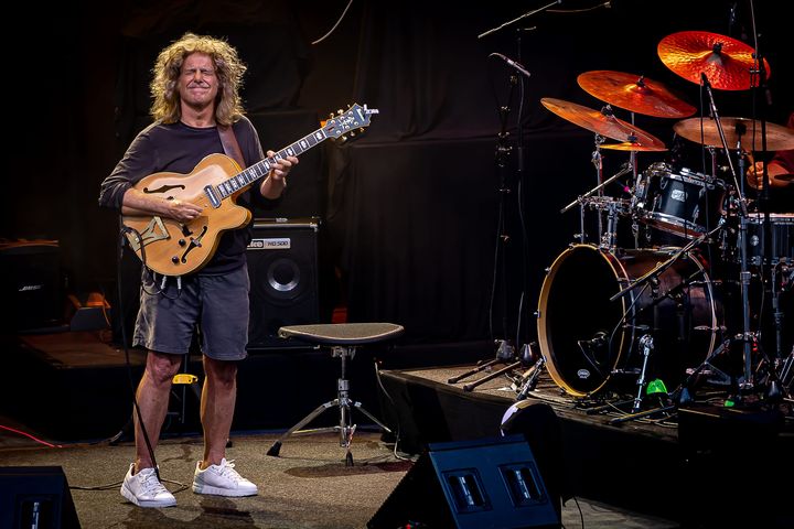 Pat Metheny sur la scène du théâtre antique de Vienne le 12 juillet 2023 (BENOIT ALMERAS / MAXPPP)