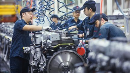 Une usine de moteurs de poids lourds à Hangzou (Chine). (STR / AFP)