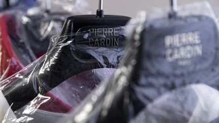 Un porte-manteau de la Maison Pierre Cardin à Pari, le 11 janvier 2022. (JOEL SAGET / AFP)