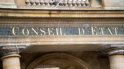 L'entrée du Conseil d'Etat, à Paris, le 5 août 2021. (XOSE BOUZAS / HANS LUCAS / AFP)