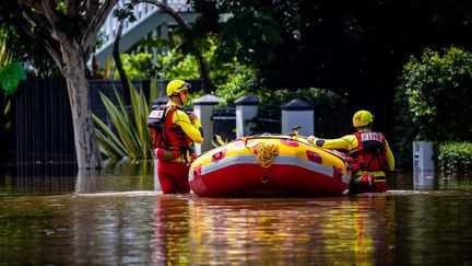 Des équipes de secours à Brisbane (Australie), le 28 février 2022. (PATRICK HAMILTON / AFP )