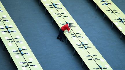 Un technicien v&eacute;rifie les lignes t&eacute;l&eacute;phoniques avant le d&eacute;but du sommet de l'UE &agrave; Bruxelles (Belgique), le 27 f&eacute;vrier 2012. (YVES HERMAN / REUTERS)