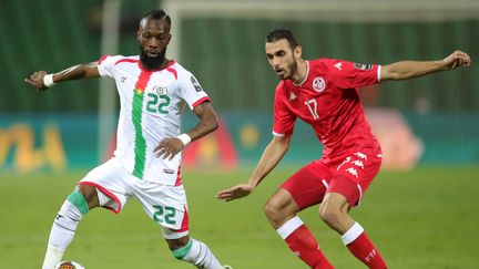 Blati Toure et&nbsp;Ellyes Skhiri à la lutte lors du quart de finale de la CAN 2022 entre le Burkina Faso et la Tunisie, le samedi 29 janvier. (FOOTOGRAFIIA / FOOTOGRAFIIA)