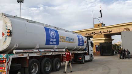 Un camion de l’Unrwa, l’Office de secours et de travaux des Nations Unies pour les réfugiés de Palestine au Proche-Orient, s'apprête à franchir le point de passage entre l'Égypte et la bande de Gaza, le 22 novembre 2023. (KHALED DESOUKI / AFP)