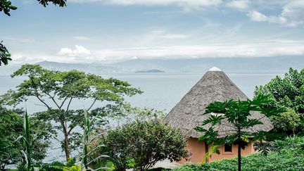 Le couple veut construire d'ici peu des éco-lodges sur une plage. Pour l'instant, la clientèle visée est celle des expatriés des Nations unies et des ONG en poste à Goma et Bukavu. "Le potentiel d'Idjwi est énorme mais il est très sous-exploité", déclare Luc, qui a lancé avec sa femme l'agence Espérance à Bukavu Bugarula, chef-lieu d'Idjwi-Nord, construite au pied d'un magnifique petit massif forestier. (LUKE DENNISON/AFP)