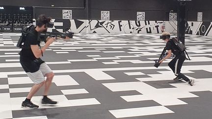 Une arène de e-sport en réalité virtuelle à la salle EVA de Beauchamp (Val d'Oise). Illustration (BORIS HALLIER / FRANCEINFO / RADIO FRANCE)