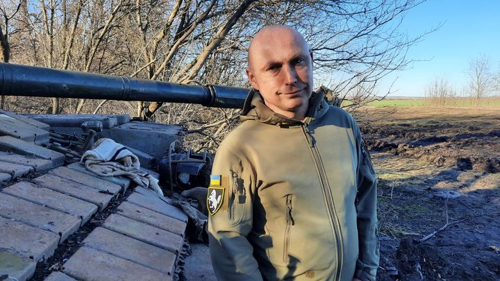 Orest Firmaniuk, l'officier de presse de la brigade séparée de Siversk estime qu'avec l'arrivée de nouveaux chars, il faudra garder une cohérence dans la répartition des engins. (THIBAULT LEFEVRE / RADIO FRANCE)