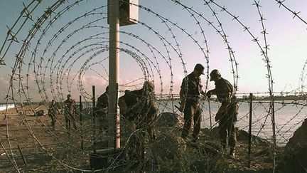 12 km de clôtures de 6 mètres de haut composent la barrière de Melilla, l’autre frontière entre l’Espagne et le Maroc.

Son but est de barrer la route aux candidats à l'émigration qui tentent de quitter le territoire marocain.

Depuis quelques années, le Maroc renforce, le long de ses côtes atlantique et méditerranéenne, son dispositif de lutte contre l'immigration clandestine. (AFP / Dominique FAGET )