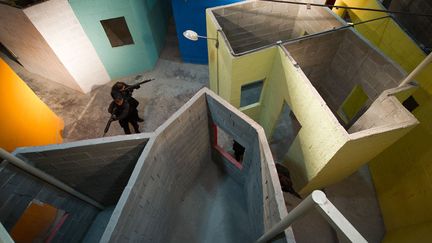 Des agents de la&nbsp;Pol&iacute;cia Civil s'entra&icirc;nent dans une favela reconstitu&eacute;e &agrave; Rio de Janeiro (Br&eacute;sil), le 3 d&eacute;cembre 2013. (CHRISTOPHE SIMON / AFP)