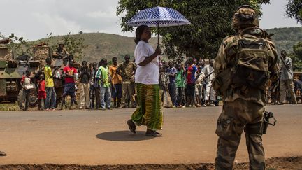 Un soldat de Sangaris est observ&eacute; par la population &agrave; Bangui. Les troupes fran&ccedil;aises viennent de trouver une cache d'arme, ce 11 f&eacute;vrier 2014. (LAURENCE GEAI / SIPA)