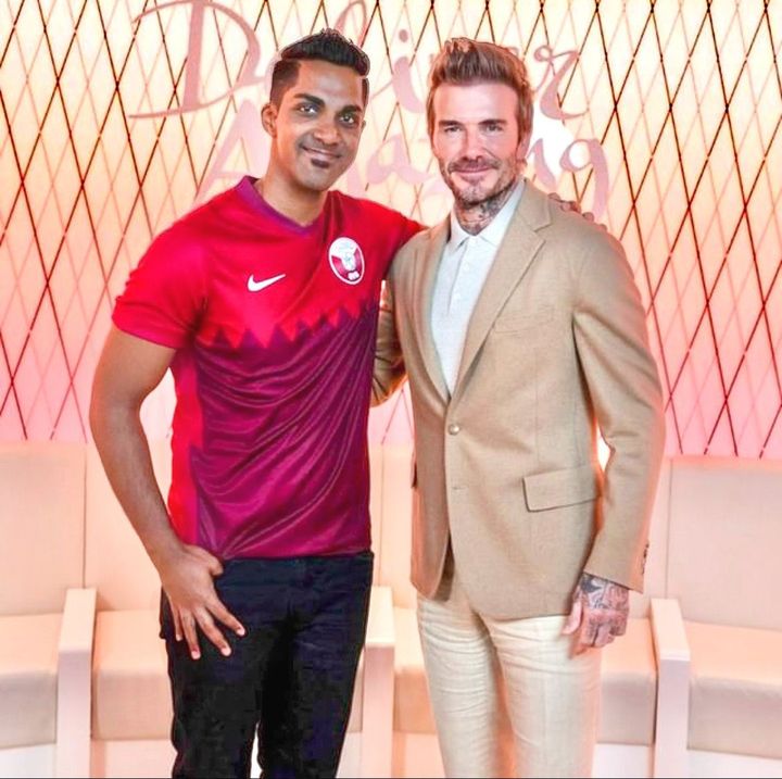 Aaron, un influenceur indien, pose avec l'ancien footballeur anglais David Beckham, à Doha (Qatar), en mars 2022. (COLLECTION PRIVEE)