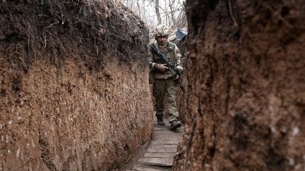 Un soldat ukrainien dans la zone de front avec les séparatistes prorusses, le 26 novembre 2021, à Gorlivka. (ANATOLII STEPANOV / AFP)