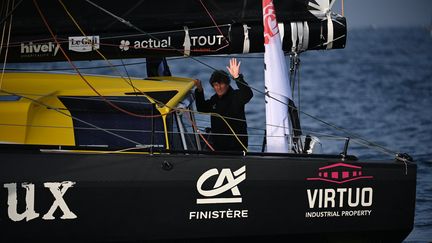 Le skipper français Jean Le Cam, le 11 novembre 2024, au départ du Vendée Globe. (CHRISTOPHE ARCHAMBAULT / AFP)