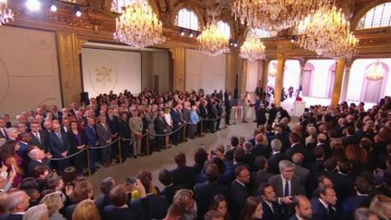 En direct de l’Élysée, on retrouve Guillaume Daret, qui suit pour France Télévisions l’investiture d’Emmanuel Macron, samedi 7 mai. Une cérémonie bien différente de la précédente. &nbsp; (FRANCE 3)