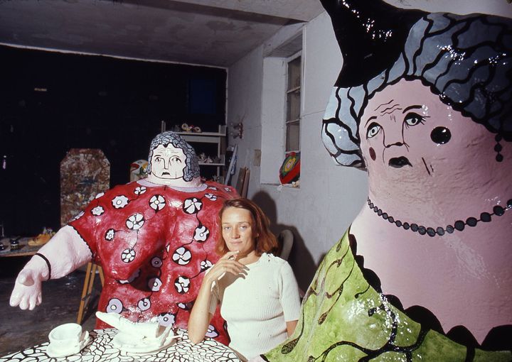 Niki de Saint Phalle à table avec ses nanas, Soisy sur Ecole, 1971 (©RobertDOISNEAU/GAMMARAPHO)