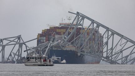 Le porte-conteneurs "Dali" sous les décombres du pont Francis Scott Key, à Baltimore (Etats-Unis), le 27 mars 2024. (SCOTT OLSON / GETTY IMAGES / AFP)