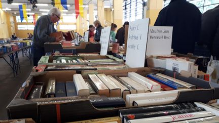 Des livres exposés dans une foire aux livres.&nbsp; (STÉPHANIE PERENON / FRANCE-BLEU BOURGOGNE)