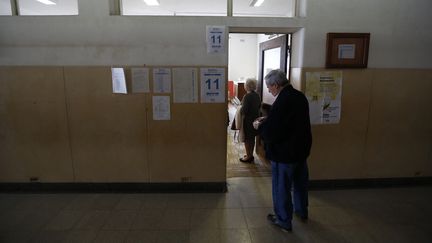 Un Portugais attend son tour dans la queue pour aller voter, le 25 mai 2014 &agrave; Lisbonne, pour les &eacute;lections europ&eacute;nnes.&nbsp; (RAFAEL MARCHANTE / REUTERS)