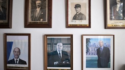 Une galerie de portraits des différents présidents français et du maréchal Pétain à la mairie de Gonneville-sur-Mer. (AFP - Mychele Daniau)