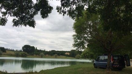 Le lac de&nbsp;Lougratte (Lot-et-Garonne), où le corps de la petite Carmen a été retrouvé, lundi 11 juillet 2016. (FRANCE 3 AQUITAINE)