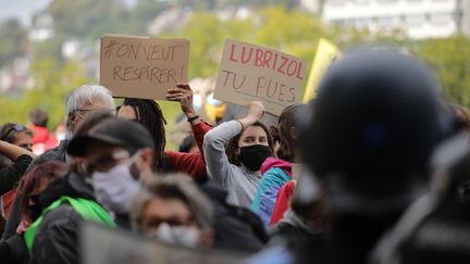 Des manifestants dans le cortège à Rouen, le 26 septembre 2020, un an après l'incendie de l'usine Lubrizol. (LOU BENOIST / AFP)