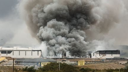 Un épais nuage de fumée à&nbsp;Umhlanga, au nord de Durban (Afrique du Sud), le 13 juillet 2021. (RAJESH JANTILAL / AFP)