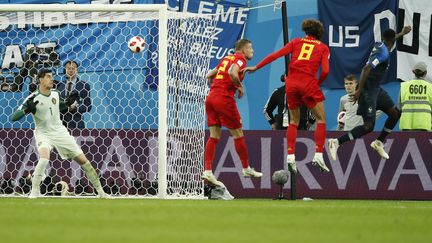 Le défenseur français Samuel Umtiti&nbsp;inscrit le premier but de la France face à la Belgique, en demi-finale de Coupe du monde 2018 en Russie, le 10 juillet 2018 à&nbsp;Saint-Pétersbourg. (ODD ANDERSEN / AFP)