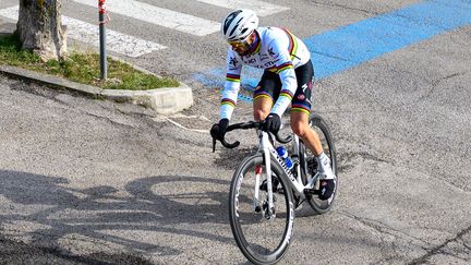 Julian Alaphilippe lors de la sixième étape de Tirreno-Adriatico, le 12 mars 2022 à Carpegna. (ROBERTO BARTOMEOLI / AFP)