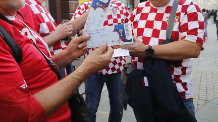 Des supporters croates avec des billets pour la finale de la Coupe du monde 2018, dimanche 15 juillet contre la France&nbsp; (MAXIM ZMEYEV / AFP)