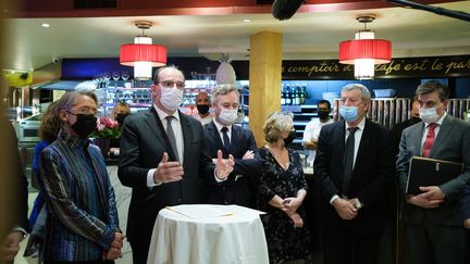 Le Premier ministre Jean Castex (à gauche) annonce&nbsp;un soutien renforcé pendant deux mois pour les entreprises de moins de 250 salariés à Paris, le 18 janvier 2022. (AMANDINE BAN / HANS LUCAS via AFP)