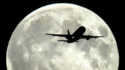 La "super Lune" vue depuis Londres (Grande-Bretagne), le 10 ao&ucirc;t 2014. (GILL ALLEN / REX / SIPA)