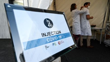 Un centre de vaccination à Saint-Jean-de-Védas (Hérault), en avril 2021. (PASCAL GUYOT / AFP)