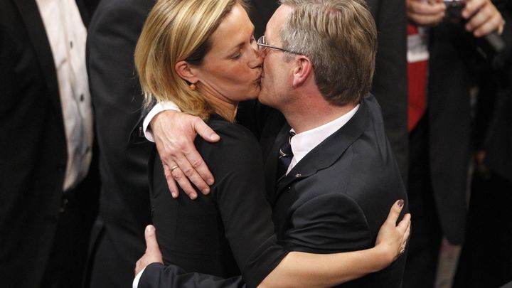 L'ancien pr&eacute;sident allemand Christian Wulff, qui a d&eacute;missionn&eacute; vendredi 17 f&eacute;vrier 2012, embrasse sa femme Bettina apr&egrave;s son &eacute;lection le 30 juin 2010, &agrave; Berlin (Allemagne). (THOMAS PETER / REUTERS)