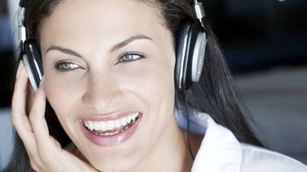 Femme écoutant de la musique au casque.
 (Ian Hooton / IHO / Science Photo Library)