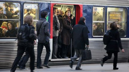 Un train de banlieue en Gare du Nord &agrave; Paris, le 8 novembre 2009. (MAXPPP)