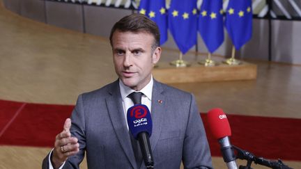 Le président de la République, Emmanuel Macron, à Bruxelles, en marge d'un sommet européen, le 28 juin 2024. (LUDOVIC MARIN / AFP)