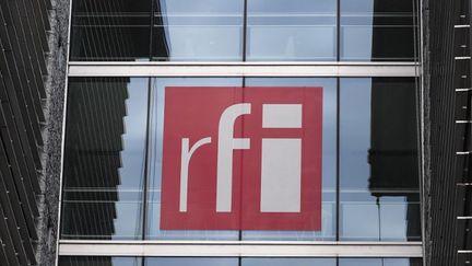 Le logo de la radio RFI, le 9 avril 2019, sur le bâtiment de France Médias Monde à Issy-les-Moulineaux (Hauts-de-Seine). (KENZO TRIBOUILLARD / AFP)