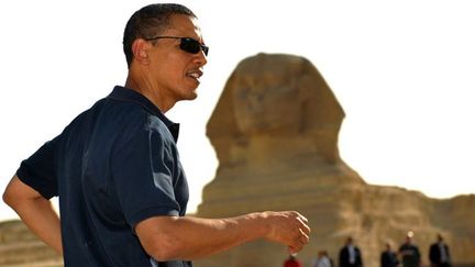 Le président américain, Barack Obama, face au Sphinx lors d'un tour sur le site des pyramides de Gizeh, après son discours à l'adresse du monde musulman à l'université du Caire, le 4 juin 2009. (AFP PHOTO/Mandel NGAN)