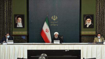 Le président iranien Hassan Rouhani aux côtés&nbsp;du vice-président&nbsp;Eshaq Jahangiri, le 25 mars 2020 à Teheran (Iran). (- / IRANIAN PRESIDENCY)