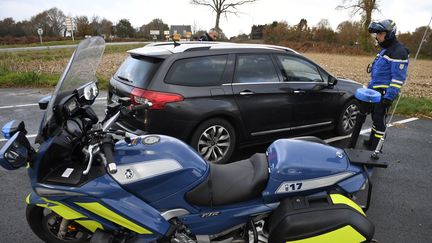 Un gendarme arrête un automobiliste lors d'un contrôle de vitesse à Saint-Allouestre (Morbihan), le 1er décembre 2017. (FRED TANNEAU / AFP)