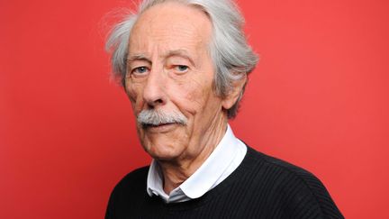 L'acteur Jean Rochefort pose à l'occasion du tournage de l'émission "Cinémas" sur France 5, le 29 avril 2010. (BALTEL / SIPA)