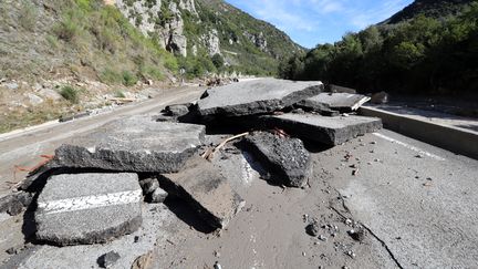 Route détruite à&nbsp;Breil-sur-Roya (Alpes-Maritimes), le 5 octobre 2020, après le passage de la tempête Alex. (VALERY HACHE / AFP)