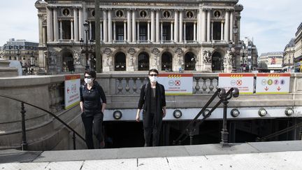 Des usagères portant des masques sortent du métro à Paris, le 21 avril 2020. (ODILE GINE / HANS LUCAS / AFP)